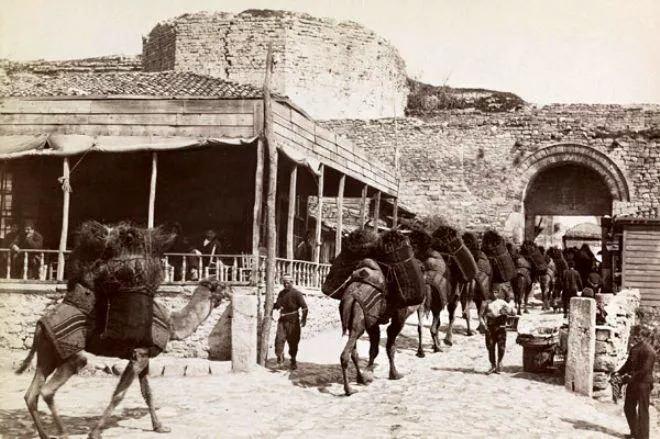 <p>İşte kalpleri derin bir özlemle sızlatan eski İstanbul fotoğrafları...</p>

<p>Edirnekapı</p>

<p> </p>
