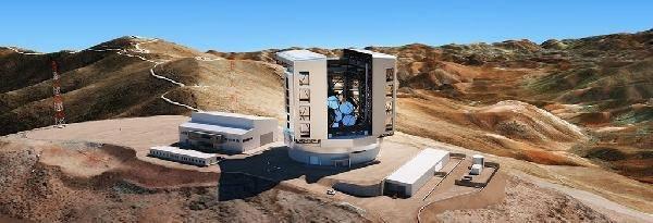 <p>Şili'deki Las Campanas Gözlemevi'nde yapımı devam eden Dev Magellan Teleskopu, tamamlandığında toplamda 368 metrekarelik bir alanı kapsayacak. </p>
