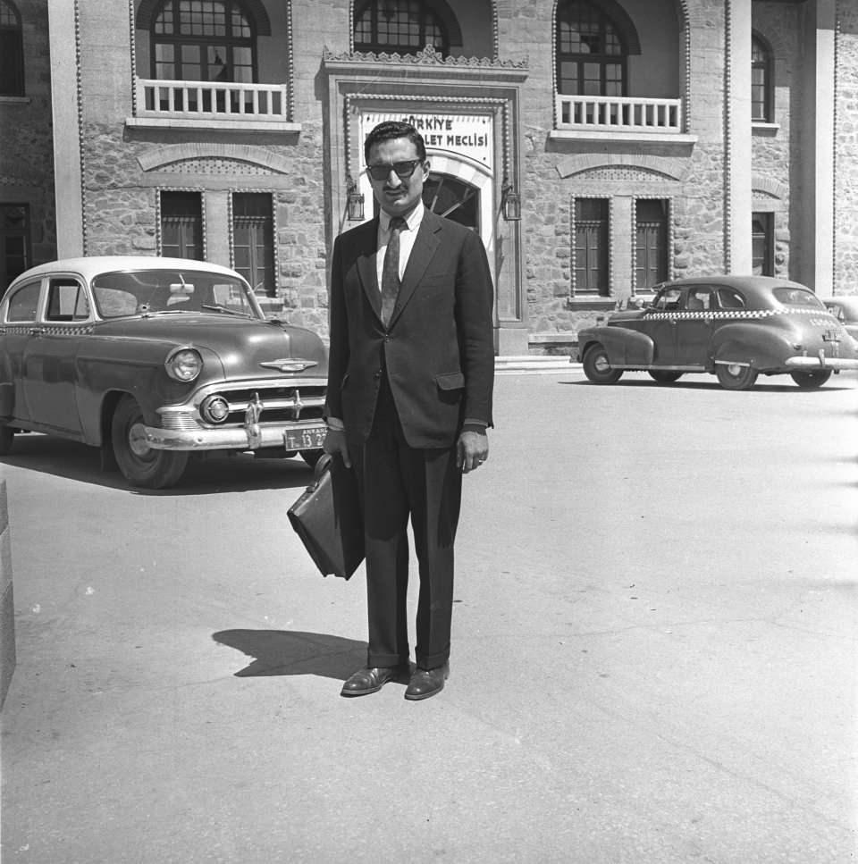 <p>1 Ocak 1958'de CHP Ankara Milletvekili Ecevit, 2. Meclis Binası önünde. (Arşiv)</p>
