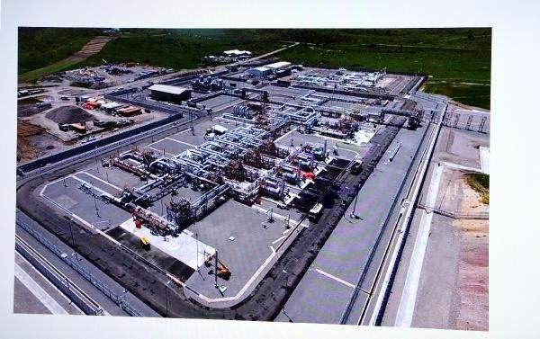 <p>'ZONGULDAK ÖNEMLİ KATKILAR SUNACAK'</p>
<div> </div>
<div> Zonguldak Valisi Mustafa Tutulmaz da keşfedilen doğal gaz ile birlikte kentin geçen yüzyıl gibi bu yüzyıl da ülkenin kalkınmasında önemli rol oynayacağını belirterek, şunları söyledi:</div>
<div> </div>
<div> "Zonguldak, bu yüzyılda da inşallah doğal gaz ve bahsettiğimiz sanayilere, ülkemizin gelişiminde ve kalkınmasında önemli katkılar sunacaktır. Bundan büyük bir mutluluk duyduğumuzu ifade etmek isterim. Filyos'ta limanın üst yapı çalışmaları sanayi ve ulaştırma bakanlığında yapılıyor. TPAO da şu anda 3 bin 600 metrelik bir mesafeden doğal gazın buraya getirilmesi için son teknoloji ve Türk mühendislerinin katkılarıyla çalışıyor. Ümidimiz ve beklentimiz; 2023 yılında, Cumhuriyetin 100'üncü yıl dönümünde doğal gazı halkımızın kullanımına vererek, kendi enerji kaynağımızı çeşitlendirmiş olacağız."</div>