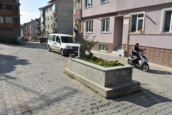 <p>Belediye ekiplerinin temizlik &ccedil;alışması sonrası &uuml;zerinde Arap&ccedil;a yazılı mezar taşı bulan mahalleli, camiyi yapan kişinin adı da 'Ahmet' olduğu i&ccedil;in taşın bulunduğu alana mezarını yaptı.</p>
