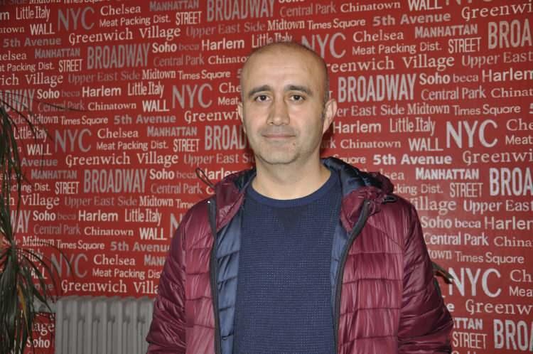 <p>“Kronik problemimiz olan İngilizce konuşamamayı bu kafede çözmek istiyoruz”</p>
<p>Yaklaşık 20 yıldır İngilizce eğitimler verdiğini belirten işletmeci Mutlu Şahin, bu kafedeki konseptlerinin direkt bir eğitimden ziyade, tamamen İngilizce konuşulan bir ortam oluşturmak olduğunu söyledi. Kafe hakkında konuşan Şahin, “Buradaki konseptimiz tamamen farklı. Burada İngilizce eğitimden ziyade tamamen İngilizce konuşulan ortam oluşturmak istedik. Yabancı arkadaşlarımızla diğer misafirlerimizi buluşturup burada İngilizcenin normal hayatta konuşulduğu bir hava yakalamak istiyoruz. Dolayısıyla da kronik problemimiz olan İngilizce pratik yapamama, İngilizce konuşamama, İngilizce konuşmamızı bir yere taşıyamama problemini burada gidermek, halletmek, çözmek istiyoruz” dedi.</p>