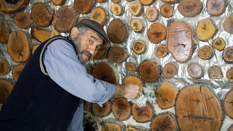 <p>Merkeze bağlı Gümüşköy'de yaşayan Şükrü Sözer (75), yaklaşık 40 yıldır budanmış ağaç dallarının içinde insan, hayvan ve bitkilere benzeyen şekilleri belirgin hale getirerek yaklaşık bin figürden oluşan koleksiyonun sahibi oldu.</p>

<p> </p>
