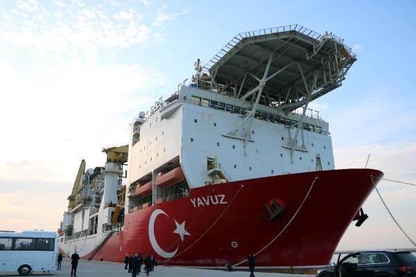 <p>Fatih ve Kanuni sondaj gemileri Karadeniz'deki arama faaliyetlerine devam ederken, doğal gazın karaya çıkarılacağı Zonguldak'ın Çaycuma ilçesine bağlı Filyos beldesinde inşaatı tamamlanan Filyos Limanı'ndaki Türkiye Petrolleri Anonim Ortaklığı (TPAO) Kıyı Lojistik Merkezi'nde çalışmalar yoğun şekilde sürüyor. </p>
