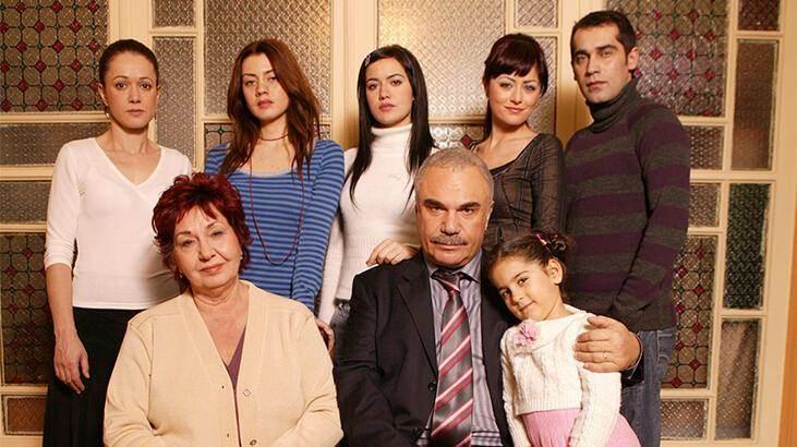 <p><span style="color:#800080"><strong>Fahriye Evcen, Gökçe Bahadır, Deniz Çakır, Halül Ergün ve Neslihan Atagül gibi yıldız oyuncuların rol aldığı "Yaprak Dökümü" dizisi bir dönem ekranlarda fırtına gibi esmişti.</strong></span></p>
