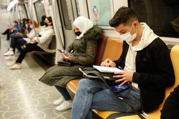 <p> İstanbul'da yaşayan 23 yaşındaki ressam Ferhat Aslan karakalem resim çalışmalarını metro, vapur, otobüs gibi toplu ulaşım araçlarında yapıyor.</p>

