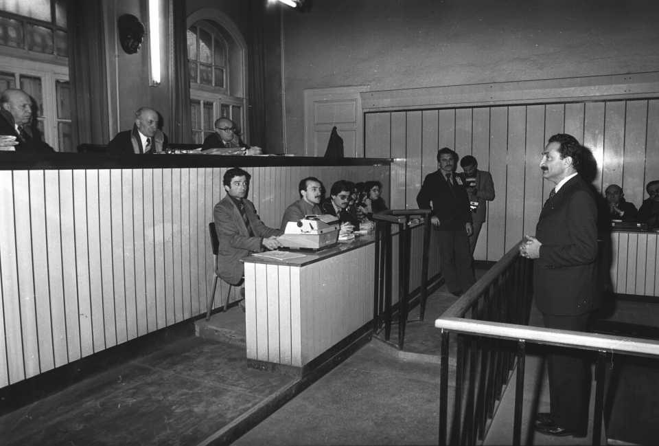 <p>14 Ocak 1982'de feshedilen CHP'nin eski Genel Başkanı Bülent Ecevit (sağda), hükümetin manevi şahsiyetine hakaret ettiği gerekçesiyle yargılandığı Ankara 4. Ağır Ceza Mahkemesi'nde beraat etmişti. (Arşiv)</p>
