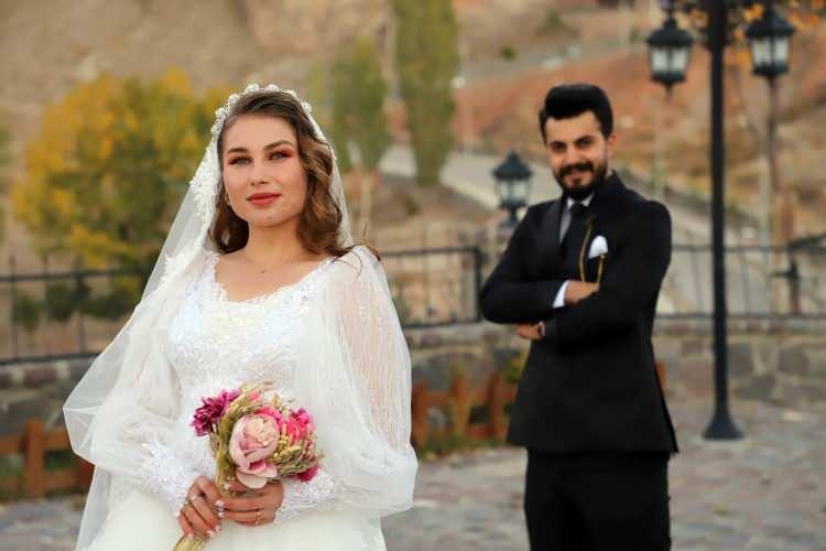 <p>Amca çocuklarının da yabancı kadınlarla evli olduğu Ağrılı 28 yaşındaki Harun Öztürk, 3 yıl önce Moldova'da üniversite öğrenimini bitirdikten sonra İstanbul'a gelen 22 yaşındaki Valentina Kesya ile sosyal medya üzerinden tanıştı.</p>
