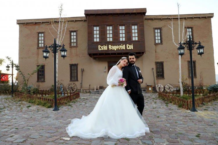 <p>Bu sürede arkadaşlıkları ilerleyen ve evlilik kararı alan Öztürk ile Gagavuz Türkü olan Kesya, Doğubayazıt ilçesinde düzenlenen törenle dünya evine girdi.</p>
