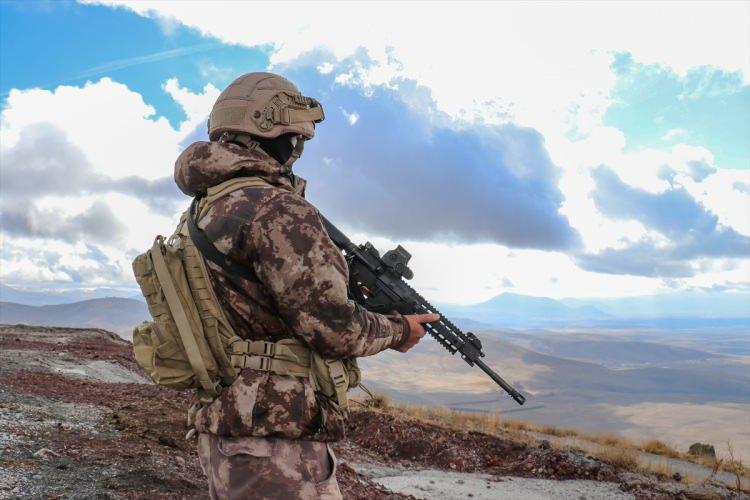 <p>Düzensiz göçün, dünyanın bir sorunu haline geldiğini vurgulayan Uslu, Orta Afrika'dan, Asya'nın ortasından, özellikle Afganistan coğrafyasından Avrupa'ya doğru ciddi bir göç akınının olduğuna dikkati çekti.</p>

