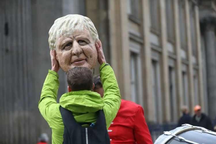 <p>Çevre aktivistleri, Glasgow'da düzenlenen COP26 Zirvesi öncesinde, küresel ısınmaya karşı yeterince önlem almayan dünya liderlerini eleştirmek için gösteri yaptı. Dünya liderlerinin yüzlerinin bulunduğu maskeleri takan göstericiler, onların harakete geçmeyerek sadece konuştuklarını ima eden bir bando oluşturdu.</p>
