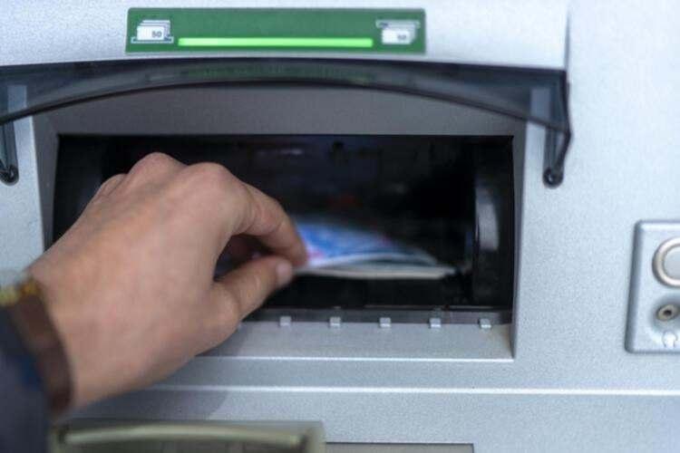 <p>3600 EK GÖSTERGE ÇIKINCA İKRAMİYELER DE ARTACAK 3600 </p>

<p>gösterge konusu 2018’den bu yana gündemde ve gelecek yıl içinde çözüme kavuşturulması bekleniyor. Bakan Bilgin dün bu konuda “3600 ek göstergesinin bakanlık bünyesinde çalışmaları başladı. Kapsamını ve maliyetini şu anda çalışıyoruz. Yakında sendikalarla birlikte ortak bir çalışma yürüteceğiz” dedi. Peki ek gösterge kime, ne sağlayacak?</p>
