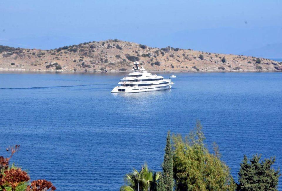 <p>Dünyanın sayılı zenginlerinden Jeff Bezos ve Bill Gates lüks yatlarıyla Bodrum koylarını gezmeye devam ediyor.</p>

<p> </p>
