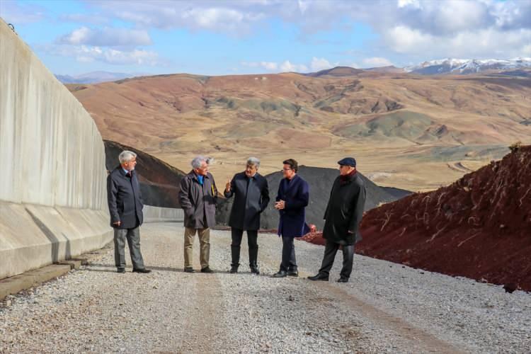 <p>Şu ana kadar duvarın 30 kilometrelik kısmının tamamlandığını belirten Bilmez, şunları kaydetti:</p>

<p>"Duvarın örüleceği alanda kazı ve dolgu çalışmaları devam ediyor. Tamamlanan duvarın üzerine tel örgü çekilecek. Bu sene 40-45 kilometreyi bitirmeyi hedefliyoruz. Geri kalanı ilkbaharda bitecek. Sınır güvenliği için kazılan hendeklerin derinliği 4, genişliği 4 metredir. Bu hendeklerin girişine jiletli tel çekiliyor. </p>
