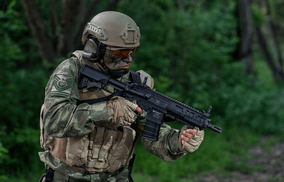<p>Tüfekler, Jandarma Genel Komutanlığı ve Kara Kuvvetleri Komutanlığına teslim edildi. </p>