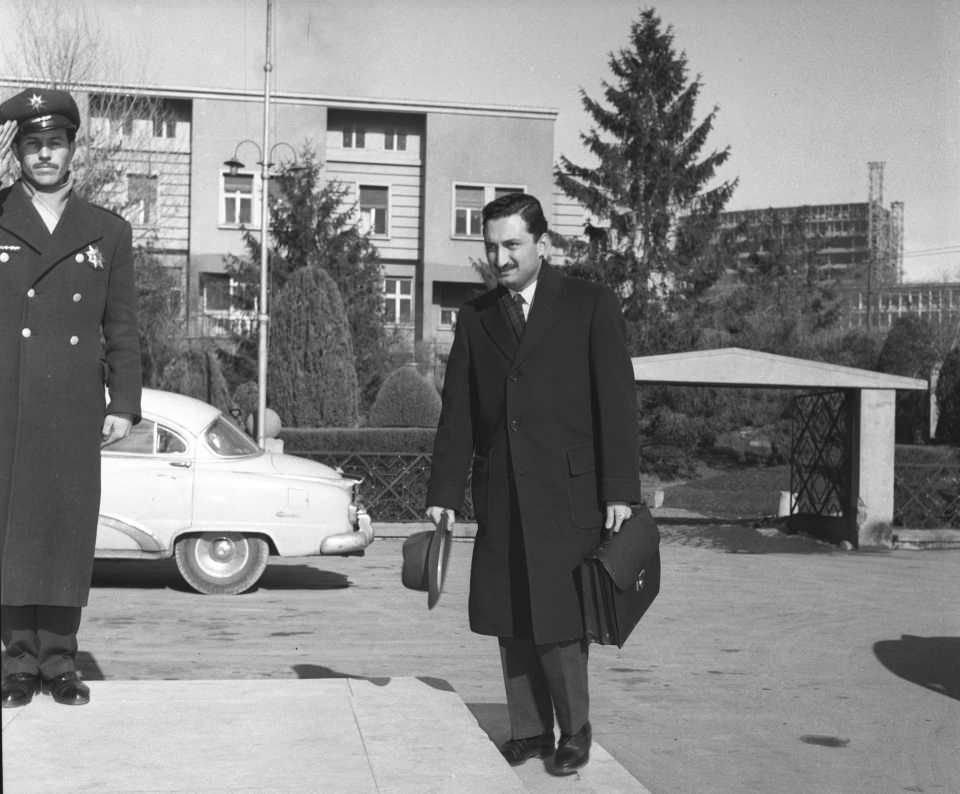 <p>İniş ve çıkışlarıyla siyasette yarım asır geçiren, Kıbrıs Barış Harekatı'ndan terörist elebaşının yakalanmasına kadar çok sayıda tarihi olayın baş aktörü olan eski Başbakan Bülent Ecevit, vefatının 15'nci yılında anılıyor.<br />
<br />
​1958 yılında CHP Ankara Milletvekili Ecevit, 2. Meclis Binası'na gelirken. (Arşiv)</p>
