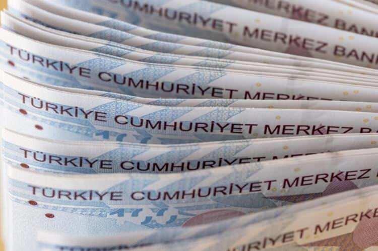 <p>İKRAMİYEDE NE DEĞİŞİYOR? </p>
<p>Ek göstergesi 2200 ve 25 yıl hizmeti olan bir memurun ek göstergesinin 3600’e yükseltilmesi sonucunda 125 bin 530 lira olan emekli ikramiyesi 157 bin 444 liraya çıkacak. Yani 31 bin 913 lira artacak. Aynı durumda 30 yıl hizmeti bulunan memurun ise 150 bin 636 lira olan emekli ikramiyesi 38 bin 296 lira artarak 188 bin 933 liraya çıkacak.</p>