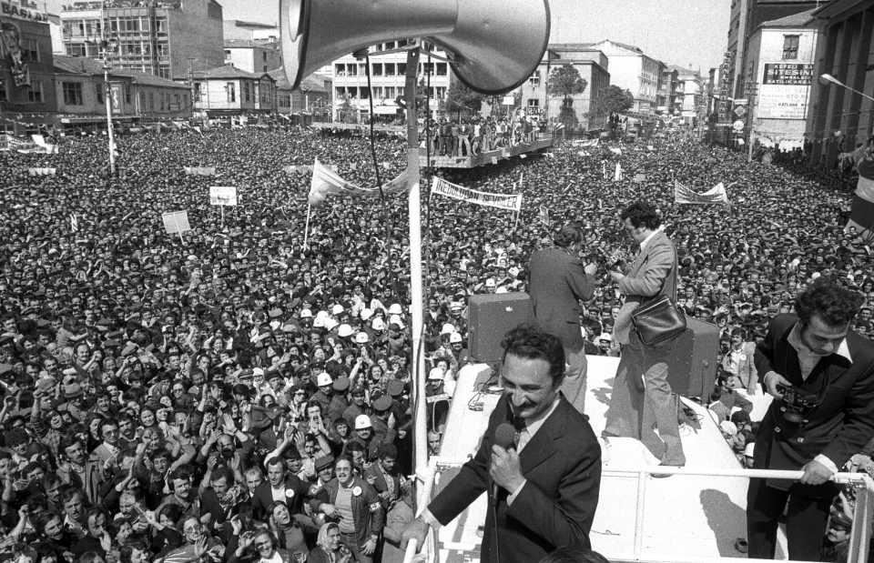 <p>Dönemin CHP Genel Başkanı Ecevit, 10 Nisan 1977'de Samsun'da halka hitap etmişti. (Arşiv)</p>
