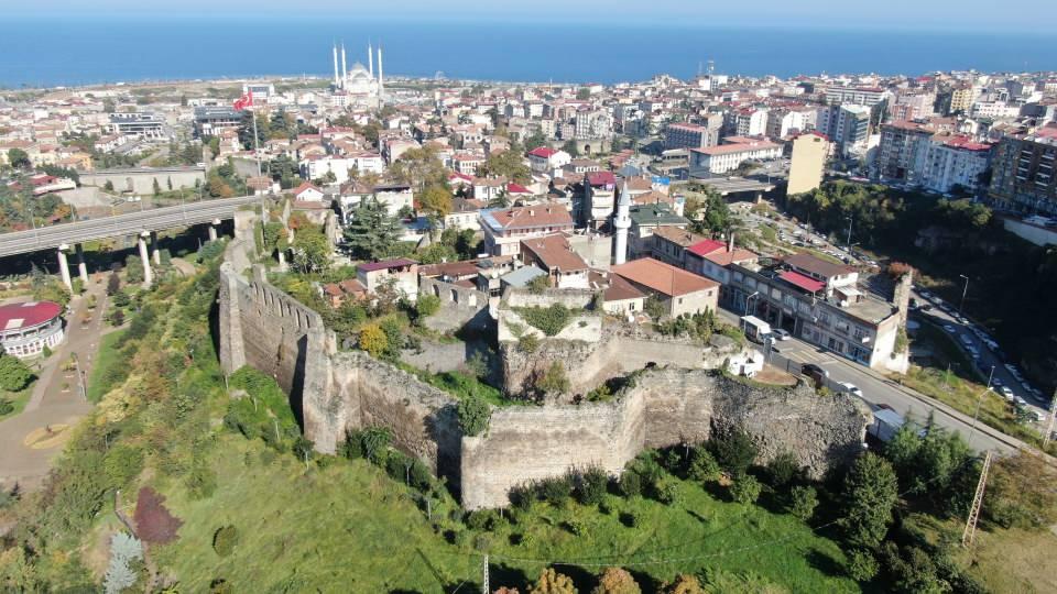 <p>Zağnos Vadisi içinde yer alan İçkale’de tarihi kalıntıların çıkarılması için vurulan kazmalar meyvesini verdi. İlk etap kazı çalışmalarında 80 adet farklı dönemlere ait sikke ve Roma dönemine ait olduğu tahmin edilen basit kiremit mezar bulundu. </p>
