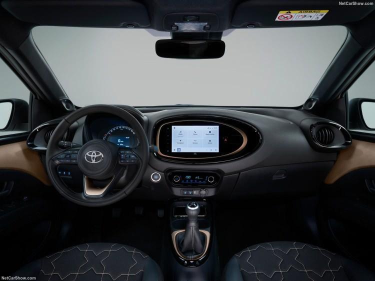 <p>Direksiyon simidi Yaris ile benzerlik taşıyan araçta, Toyota'nın güvenlik donanımı Safety Sense özelliği de bulunuyor.</p>
