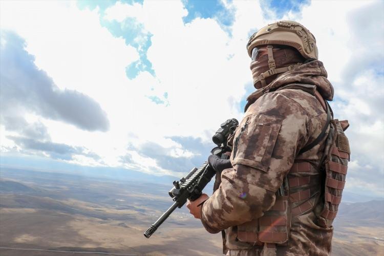 <p>Bu göçün bir kısmının zorunluluk gereği, bir kısmının da ekonomik sebeplerle olduğunu belirten Uslu, sözlerini şöyle sürdürdü:</p>

<p>"Bu iki göçü birbirinden ayırmak lazım. Düzensiz göçle sığınmacıları ve uluslararası koruma arayanları zaman zaman aynı çuvala koyanları, aynı şekilde değerlendirenleri görüyoruz. Bu yanlış. Düzensiz göç engellenmesi gereken bir süreç, sığınmacı süreci ise farklı bir süreçtir. Sığınmacı süreçlerine insani, hukuki ve vicdani olarak yaklaşıyoruz. Türkiye, düzensiz göçü önleme konusunda her türlü tedbiri alıyor. Biraz önce gördük, duvarlar çekiliyor, bununla ilgili sınır devriyeleri, sınır birlikleri kuruluyor. Sınırda optik sistemler kuruluyor ve düzensiz göç minimize ediliyor. Yakalanan göçmenlerin Geri Gönderme Merkezlerinde tutulma süreçleri var. Merkezlerde tutulan göçmenler daha sonra kendi ülkelerine iade ediliyor."</p>
