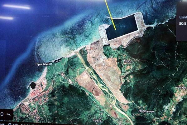 <p>Türkiye'nin karada ve denizde gerçekleştirdiği en büyük keşif olduğunu ifade eden Erden, "Filyos Limanı'ndan yaklaşık 80 mil açıkta Sakarya Gaz Sahası'nda keşfedilen gazın Filyos bölgesine denizden döşeyeceğimiz boru hattıyla getireceğimiz gazı, yine endüstriyel bölgesi dışında BOTAŞ'a teslim edeceğiz. </p>
