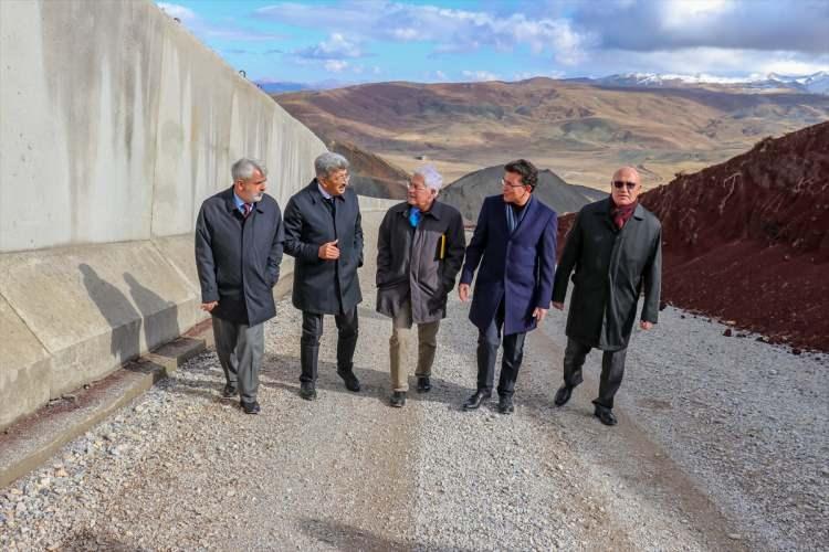 <p>"Jandarmamız sınırda sürekli devriye atıyor"</p>

<p>Bilmez, gazetecilere yaptığı açıklamada, Ağrı sınırından başlayan 64 kilometrelik modüler duvar inşaatının devam ettiğini söyledi.</p>
