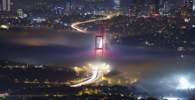 <p>Meteoroloji Genel Müdürlüğü'nün uyarılarının ardından İstanbul'a akşam saatlerinde sis çöktü. Sis nedeniyle trafikte uzun kuyruklar oluştu, boğazdaki gemi trafiği askıya alındı. İstanbullular ise sis fotoğraflarını sosyal medya hesaplarından paylaştı.</p>

<p> </p>
