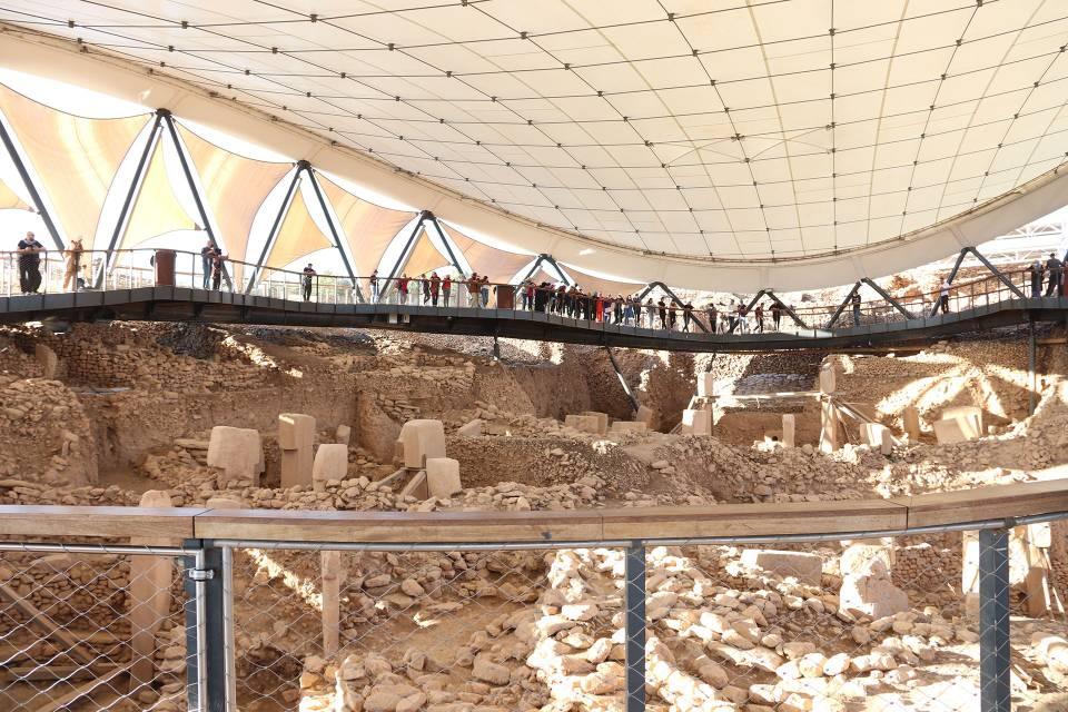 <p><strong>- "Göbeklitepe bizim başımızın tacı"</strong><br />
<br />
Şanlıurfa Turizmi Geliştirme Derneği Başkan Yardımcısı ve Türkiye Seyahat Acentaları Birliği Yönetim Kurulu Üyesi Rahime Yaşar ise 2019 yılının "Göbeklitepe Yılı" ilan edilmesiyle bölgeye çok ciddi bir katma değer kazandırıldığını ve bunun katlanarak devam ettiğini söyledi.<br />
 </p>
