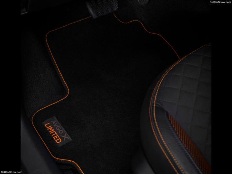 <p>Aygo X'in kaputunun altında ise, 72 beygir güç üreten 1.0 litre 3 silindirli motor yer alıyor. Tüketim değeri 4.7 lt/100 km olarak açıklanan otomobilde, isteğe bağlı 5 ileri manuel şanzımanda sunuluyor.</p>