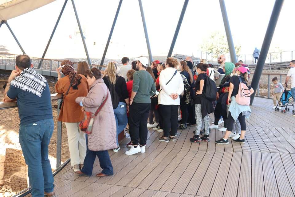 <p>Nevali Otel Müdürü Ahmet Kaan Kaya da Kültür ve Turizm Bakanı Mehmet Nuri Ersoy'un katılımıyla düzenlenen "Taş Tepeler" tanıtım toplantısının da etkisiyle Şanlıurfa'nın daha fazla turist çekeceğini söyledi.<br />
 </p>
