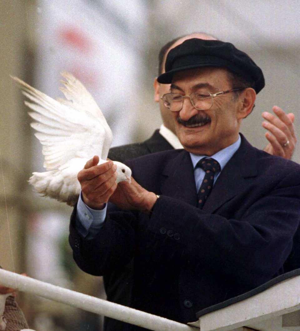 <p>2 Nisan 1999'da dönemin Başbakanı Ecevit, Antalya mitinginde halka hitap etmişti. (Arşiv)</p>
