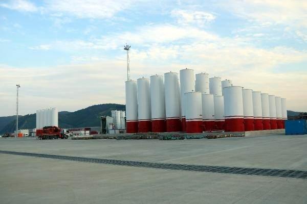 <p>Karadeniz'de keşfedilen doğal gazın çıkarılacağı Zonguldak'ın Çaycuma ilçesindeki Filyos Limanı'nda, Türkiye Petrolleri Anonim Ortaklığı'na (TPAO) tahsis edilen 1 milyon dönümlük alanda, yüzlerce kamyon ve personel ile rafine ve boru hatları için çalışması yapıyor. </p>
