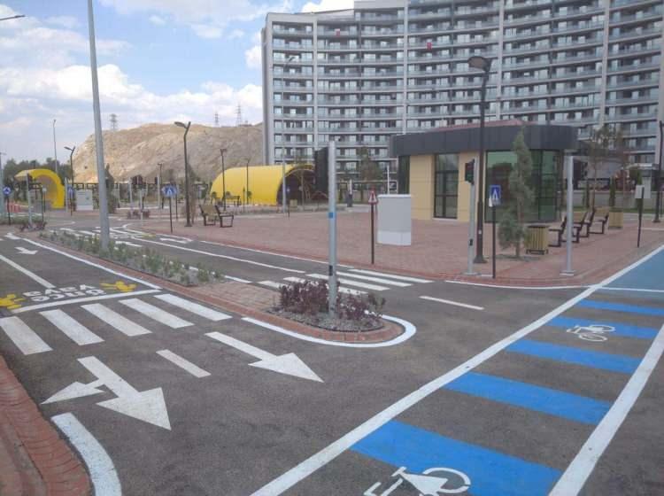 <p>Eğitimlerde çocuklara, akülü araçlar kullanılarak, trafik kurallarına uygun durma, duraklama ve park etme yöntemleri, uyulması gereken manevra kuralları, güvenli takip mesafesi, emniyet kemerinin önemi, trafik levhalarının ve yol işaretlerinin anlamları, trafik ışıklarında sürücü ve yaya olarak davranış metotları hakkında bilgiler verildi, kısa eğitim filmleri izlettirildi.</p>

<p> </p>
