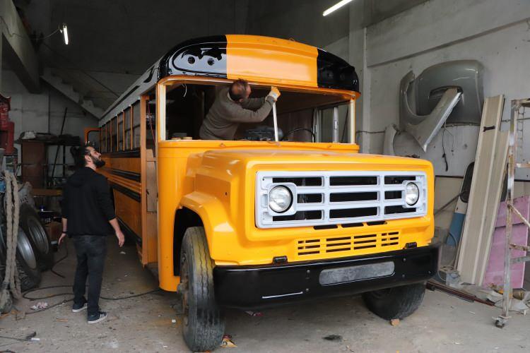 <p>Mahmut Şahin günümüzde yaptığı minibüslerle dikkat çekmeye devam ediyor. Son olarak 30 yaşındaki Kadir Mert isimli gencin hayali olan school bus (okul otobüsü) konseptinde bir karavan otobüs yaptı.</p>
