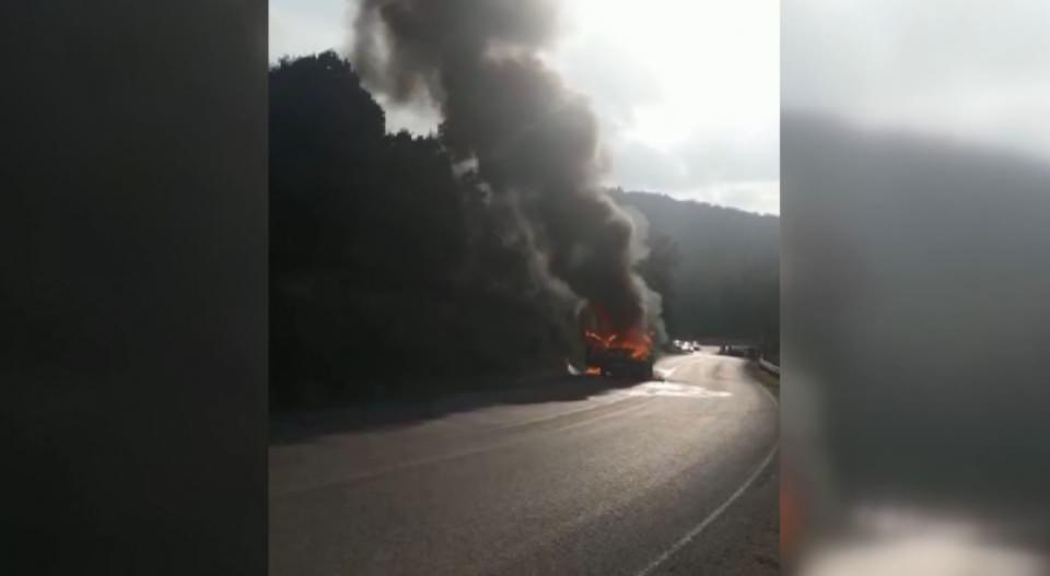 <p>Şile'de sahibinin 15 gün önce aldığı 2. el otomobil, alev alev yandı. Yangını itfaiye ekipleri söndürürken, otomobil kullanılamaz hale geldi.</p>
