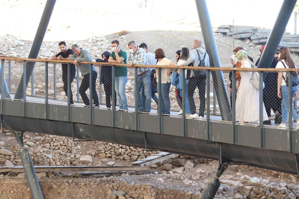 <p>Yılın bitmesine 2 ay varken halen Göbeklitepe'ye yoğun ilginin olduğunu dile getiren Aslan, şu bilgileri paylaştı:<br />
"2021 yılının 10 ayındaki ziyaretçi sayısı 'Göbeklitepe Yılı' ilan edilen 2019 yılının 12 ayındaki ziyaretçi sayısından daha fazla. Bu rakamlar bizi çok umutlandırdı. </p>
