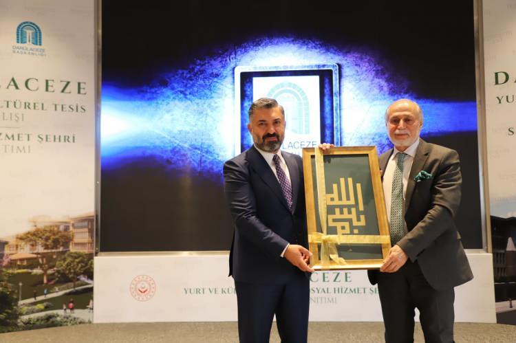 <p>Şahin, etkinlikte yaptığı konuşmada, her Darülaceze etkinliğine katılmaya çalıştığını belirterek, "Fakat öyle bir yere geliyoruz ki girerken belki hüzünlenmemiz belki de üzülmemiz gereken bir yer diye düşünüyoruz, sonra çıkarken ne oluyorsa bilmiyorum ama herkes gülerek çıkıyor buradan. </p>
