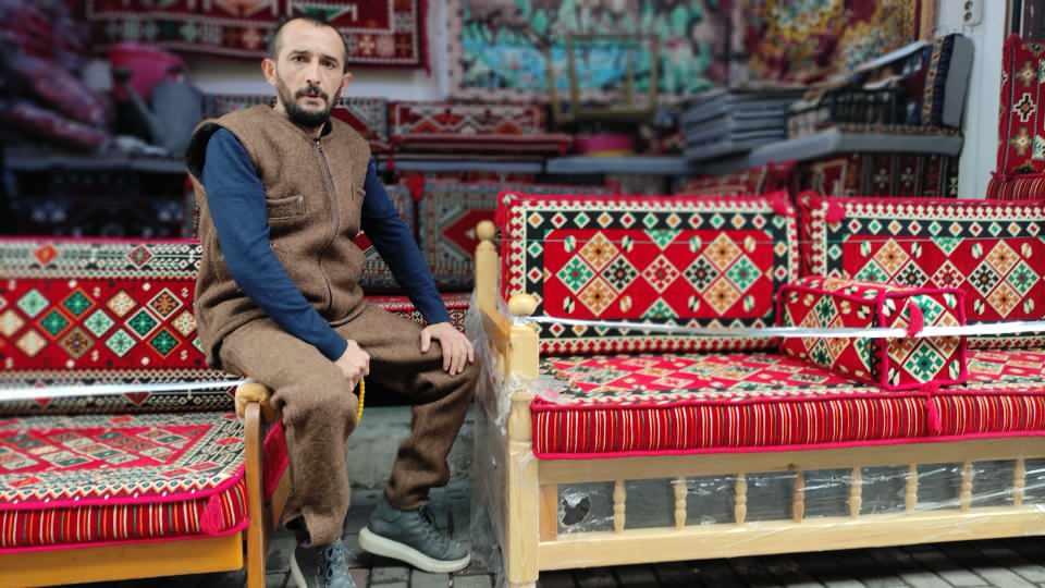 <p>Giydiğin zaman hiç üşütmüyor. Ben sürekli giyiyorum, çok memnunum. Son zamanlarda herkes giymeye başladı" dedi.<br />
Bursa'da 50 yıldır aba sattığını belirten Uğur Sönmez, "Abalar koyun yününden yapılıyor. </p>
