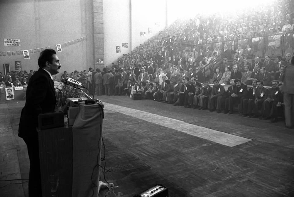 <p>Dönemin CHP Genel Başkanı ve Başbakanı Ecevit (kürsüde), 4 Mayıs 1979'da CHP Ankara İl Kongresinde konuşma yapmıştı. (Arşiv)</p>
