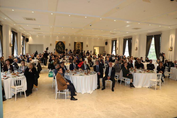 <p>Bu toplantıda ayrıca medya mensuplarıyla da bir araya gelme imkanı bulduğunu dile getiren Şahin, medyanın Darülaceze konusundaki hassasiyetlerinin kendisini çok mutlu ettiğini belirtti.</p>
