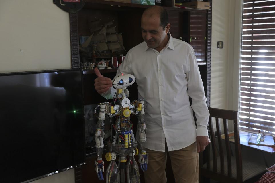 <p>Karimi, bu robotun üretim aşamasının bir yıl sürdüğünü kaydederek, "Kola içiyordum, şişeyi gördüm, aniden düşündüm ki ondan bir şey yapabilirim. Uyluk kemiği yapmak için uygun şekle sahipti. Sonra çizime başladım. Çizimden sonra da robotu yapmaya başladım.” dedi.</p>

<p> </p>
