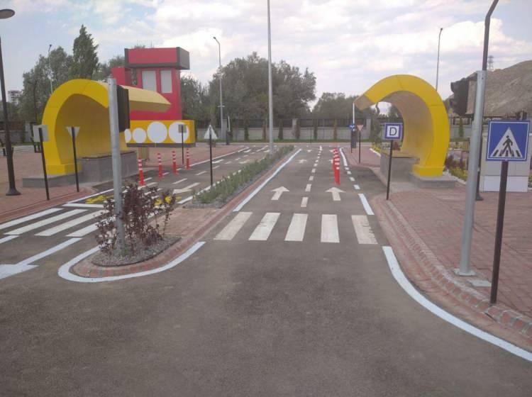 <p>İçişleri Bakanlığınca, çocuklara erken yaşta trafik bilincinin kazandırılması amacıyla kurulan "Çocuk Trafik Eğitim" parklarında, bu yılın 10 aylık döneminde 17 bin 739 çocuğa trafik kuraları uygulamalı anlatıldı.</p>