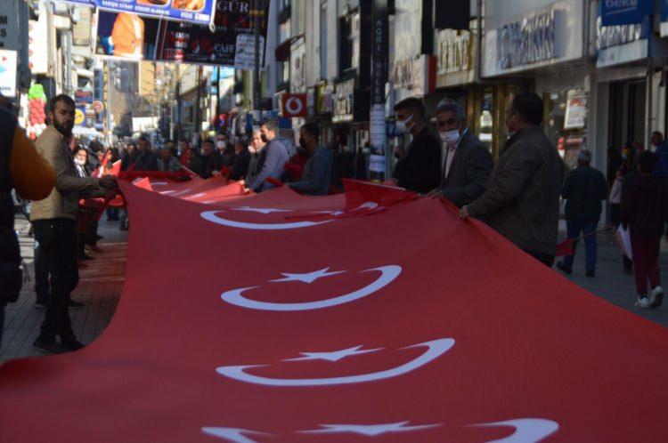 <p>Şehit yakınına söylediği küfürlü sözlerin ardından Lütfü Türkkan’a tepkiler çığ gibi büyüyor. </p>
