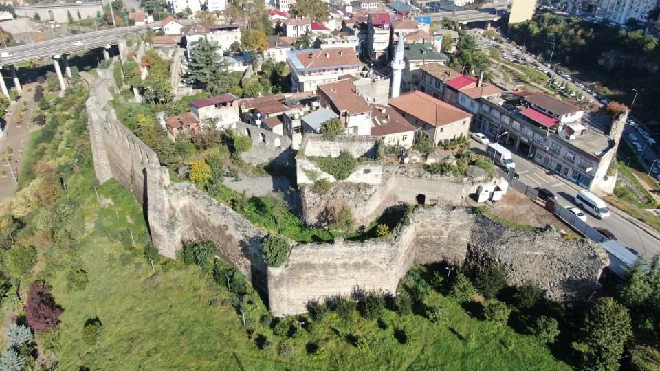 <p>Buradan Moloz mevkiinde kadar giden bir bölge. Bugüne kadar yapılan çalışmalar ümit verici. Burada Helenistik, Roma, Bizans, Komones ve Osmanlı döneminden kalma çok önemli bulgulara rastladık. Ama daha yeni başladık. Biz Helenistik döneminin de ötesine geçerek Neolitik çağa kadar gidebilecek ve bu yönünden Trabzon’un bilinen kadim tarihinin çok daha eskiye getirecek bir çalışma olacağına gönülden inanıyoruz. İnşallah 5-6 sene içerisinde tamamlandığında biz Trabzon’un tarihini ve bununla birlikte esasında diğer medeniyetlerin de tarihlerini yeniden yazmış olacağız. Bu konuda ümitliyiz. Şehrimizin geçmişi inşallah çok daha net bir şekilde çok daha bilimsel bir şekilde ortaya konacak” ifadelerini kullandı.</p>