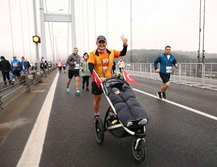 <p>43. İstanbul Maratonu, Altunizade’den verilen startla başladı. Paten yarışçılarının ardından tekerlekli sandalye startıyla başlayan maratonda, daha sonra elit kategorideki atletler yarışa başladı.</p>
