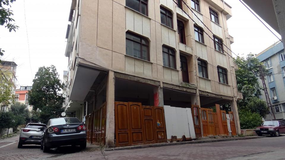 <p>Boşaltılan binada işe yarayabilecek parçalar tek tek sökülürken, buraya evsizlerin veya madde bağımlılarının girmesini önlemek amacıyla daha önce başka binalarda da denenen 'kapılı önlem' alındı. </p>
