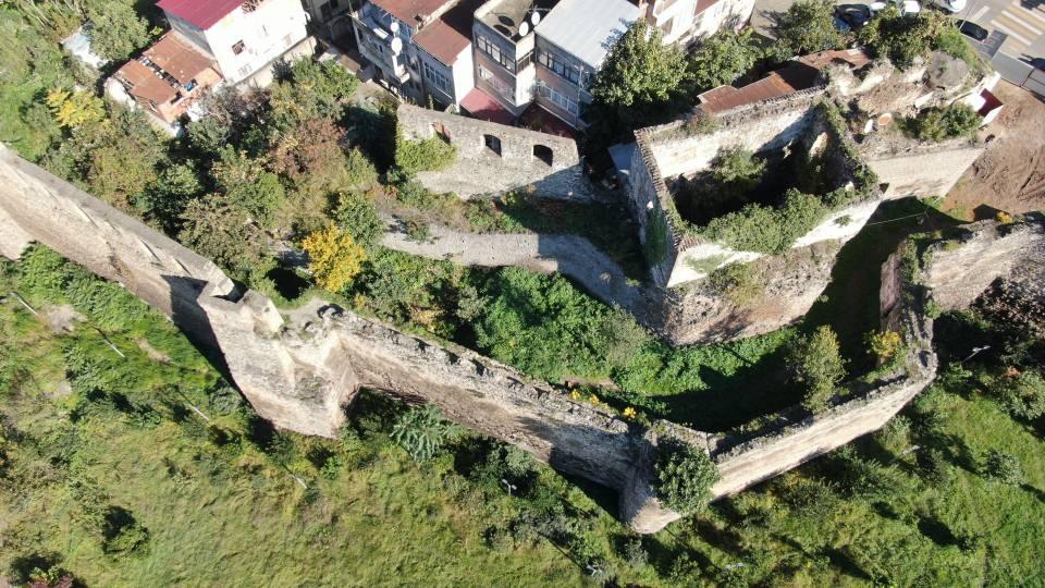 <p>Sadece doğal güzelliklerimiz ve eşsiz coğrafyamız sebebi ile değil esasında birçok tarihi eserimizle ve geçmişten bugüne miras kalan birçok tarihi destinasyonumuzla yerli ve yabancı ziyaretçilerimiz ilgi odağı Trabzon.</p>
