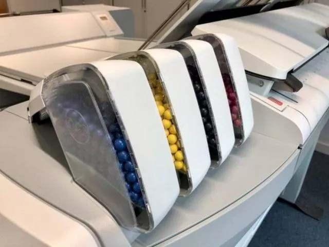 <p>İşyerinde bu yazıcı mürekkep için küçük renkli toplar kullanır.</p>
<p> </p>