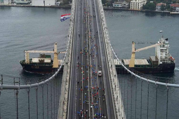 <p>"Dünyanın kıtalararası koşulan tek maratonu" unvanını taşıyan 43. İstanbul Maratonu yine renkli görüntülere sahne oldu.</p>
